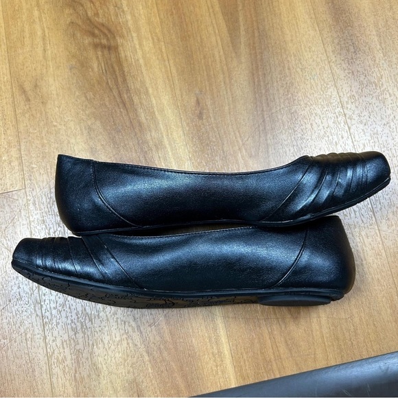 Reaction Kenneth Cole Women’s Elegant Black Loafers Size 7.5M - Picture 3 of 9